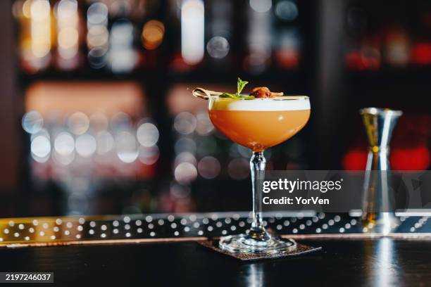 refreshing drink on a bar counter - cocktail tropical imagens e fotografias de stock