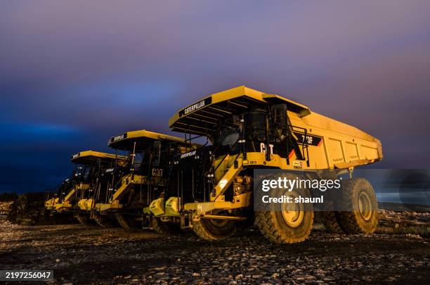 cat off-highway dump trucks - pop stockfoto's en -beelden