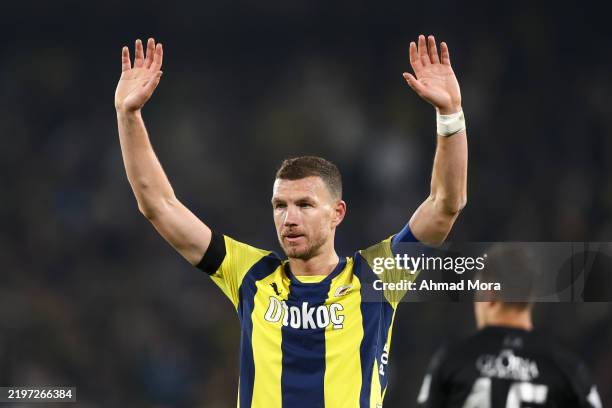 Edin Dzeko of Fenerbahce celebrates after scoring his team's fourth goal during the Turkish Super League match between Fenerbahce and Rizespor at...