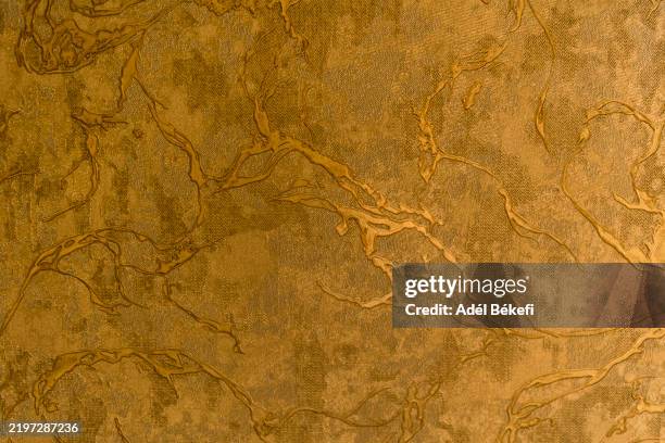 pettrened gold foil wallpaper texture background - metallic look stock-fotos und bilder