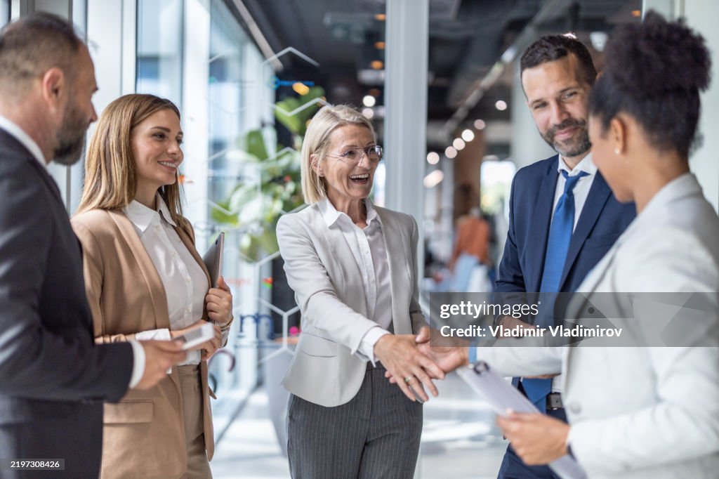 Un groupe de gens d’affaires se serrant la main en partenariat