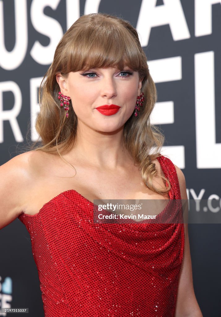 Taylor Swift attends the 67th Annual GRAMMY Awards at Crypto