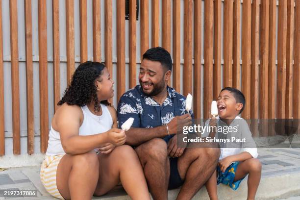 glückliche familie, die an einem sonnigen tag eis im freien isst - boy and girl eating ice cream stock-fotos und bilder
