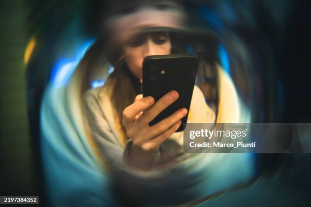 vista abstracta de la inmersión en las redes sociales - malos hábitos fotografías e imágenes de stock