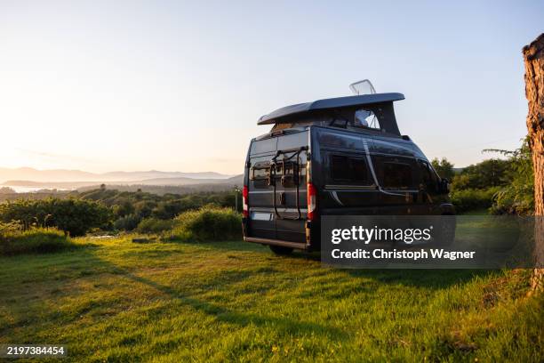 camping, camper, wohnmobil - noord ierland stockfoto's en -beelden