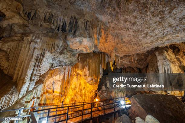 inside the scenic and illuminated diamond cave (tham phra nang nai) in railay, krabi, thailand. - piedra caliza fotografías e imágenes de stock