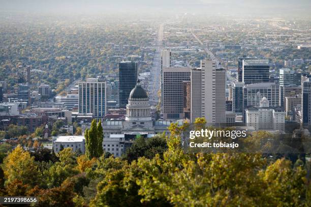 skyline von salt lake city, kapitol des bundesstaates utah - salt lake city and county verwaltungsgebäude stock-fotos und bilder