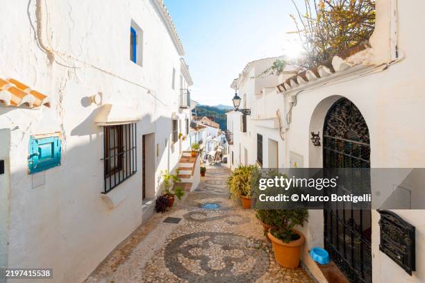 charming alleyway in frigiliana, spain - tradición fotografías e imágenes de stock