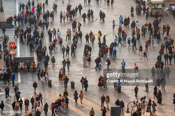 busy pedestrian crowd at piazza del duomo, milan, italy - demografia foto e immagini stock
