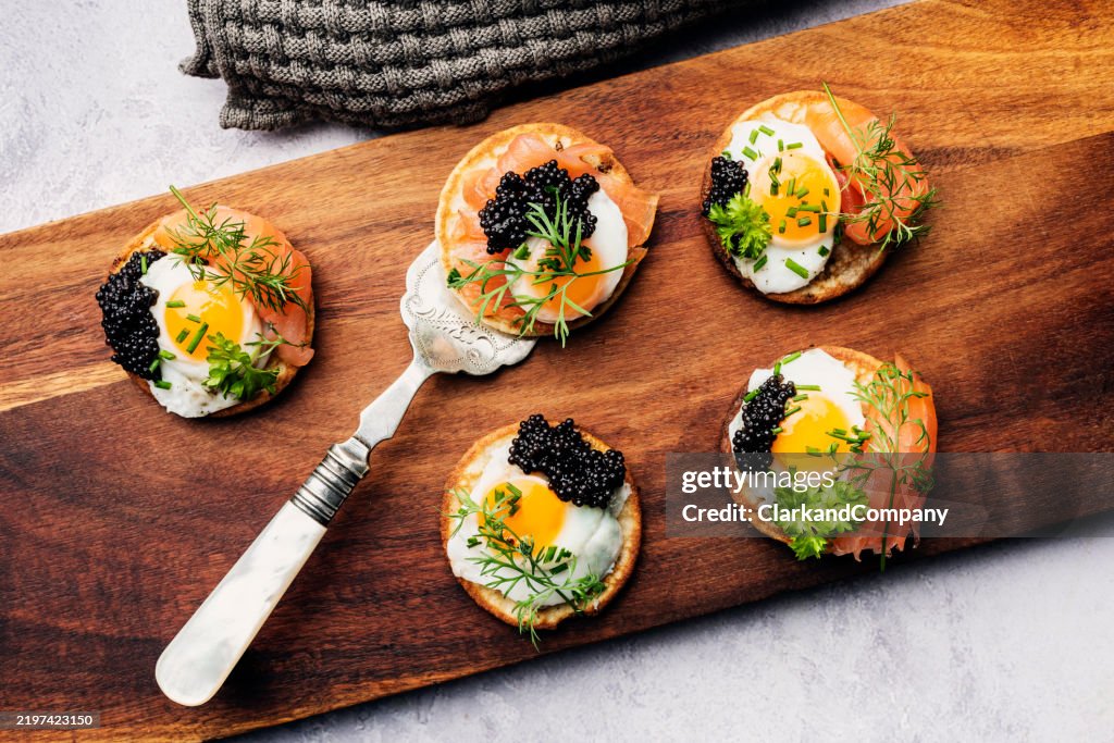 Blinis con huevos de codorniz, salmón ahumado y caviar