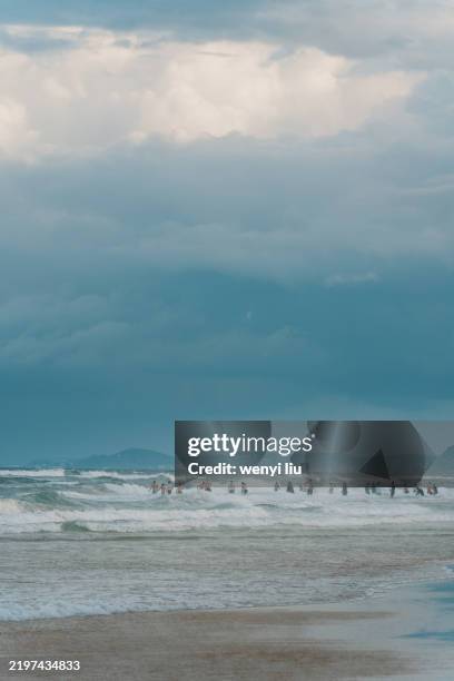people in great waves and white caps at main beach, gold coast - main beach gold coast stock pictures, royalty-free photos & images