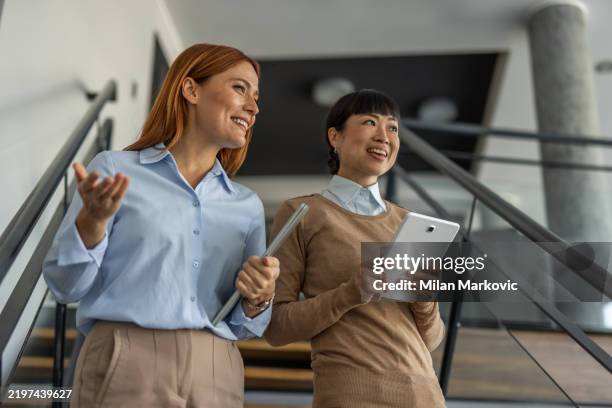 two multiracial businesswomen on the move - de volgende stap stockfoto's en -beelden