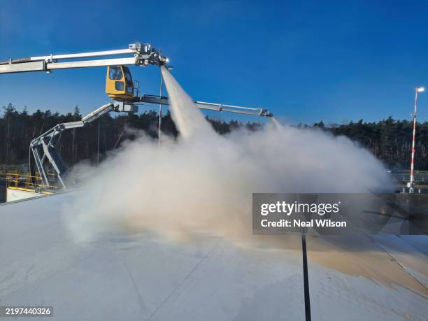 plane deicing - de icer stock pictures, royalty-free photos & images