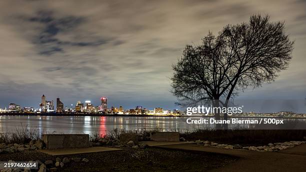 view of illuminated city at waterfront,memphis,tennessee,united states,usa - memphis tennessee stock-fotos und bilder