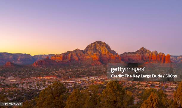 scenic view of mountains against clear sky,sedona,arizona,united states,usa - sedona stockfoto's en -beelden