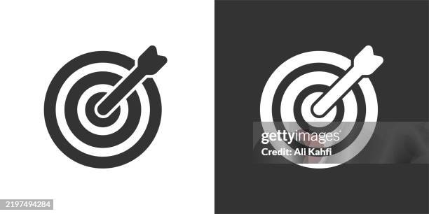 illustrations, cliparts, dessins animés et icônes de icône solide du glyphe d’objectif. série d’icônes en noir et blanc. pixel parfait isolé sur fond blanc et noir - cible militaire