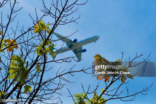 united airlines beoing 767 flies past, chantilly, virginia (usa) - boeing 767 stock pictures, royalty-free photos & images