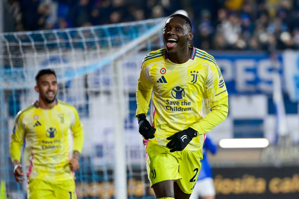 Juventus' French forward Randal Kolo Muani celebrates scoring his team's first goal during the Italian Serie A football match between Como and...