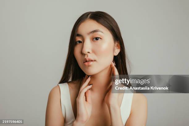 portrait of a confident young korean woman with natural makeup and perfect skin - pessoas bonitas imagens e fotografias de stock