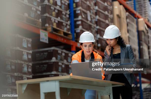 teamwork in warehouse operations—warehouse manager and colleagues discussing fifo stock arrangement on computer. efficient supply chain planning, freight transportation, manufacturing logistics, and quality control in an industrial distribution facility - delegating stock pictures, royalty-free photos & images