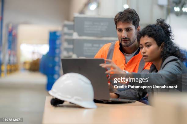 lagerverwalter und bestandskontrolleur, der bestandsdaten mit einem computer analysiert. optimierung der geschäftsstrategie, der effizienz der lieferkette und der lagerverwaltung. logistik, teamarbeit, güterverkehr und digitale transformation in einer di - gewerkschaft stock-fotos und bilder