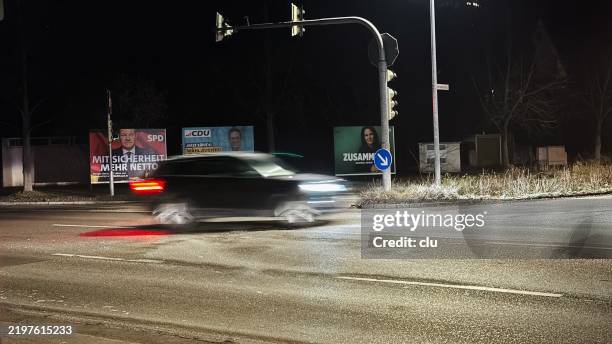 voiture noire la nuit lors d’un virage - élections fédérales allemandes photos et images de collection