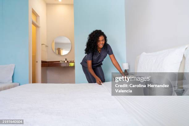 ama de llaves haciendo la cama en un hostal - hotel rural fotografías e imágenes de stock