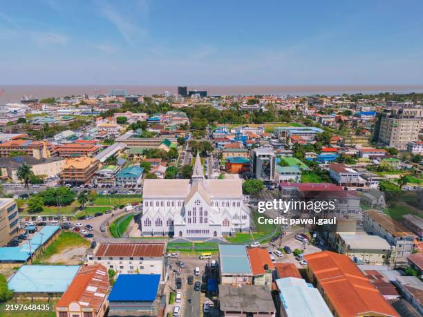 antena do centro de georgetown com a catedral de são jorge guiana - guiana - fotografias e filmes do acervo