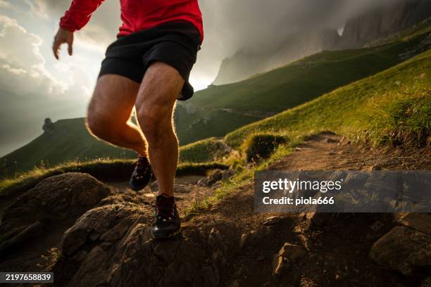man trail running on mountain: the dolomites - short de course à pied photos et images de collection