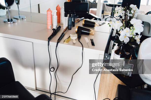 beauty workshop - lockenstab stock-fotos und bilder
