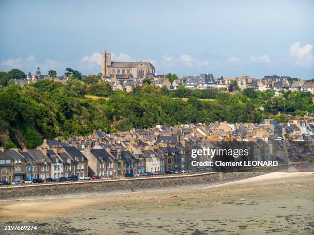 aerial view of cancale with its quays, its traditional breton stone houses, its beach at low tide, and the saint-mewan church (eglise saint-méen) dominating the town, ille-et-vilaine - bretagne (brittany) - western france. - ebbe stock-fotos und bilder