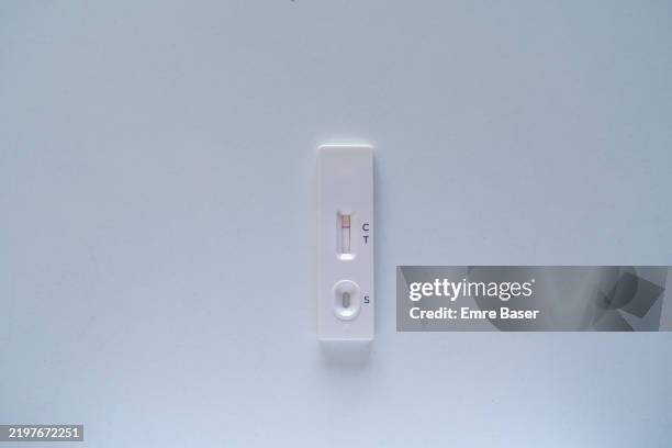 negative covid test on a white table - bescherming tegen corona stockfoto's en -beelden