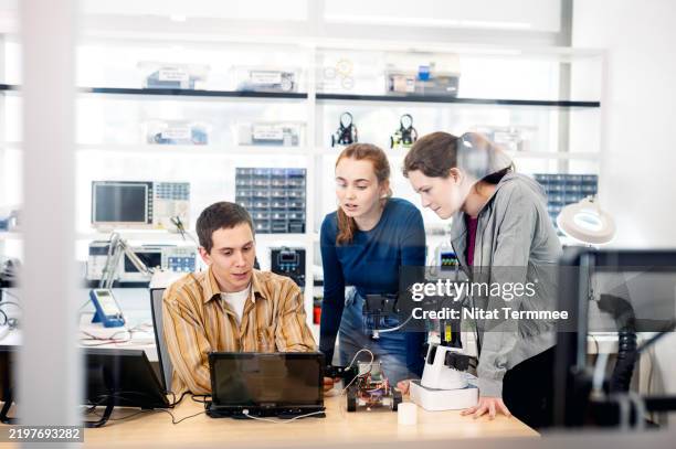 engineering education often requires collaboration. teamwork experience is therefore valuable, helping students develop strong communication and interpersonal skills. - designer industriale foto e immagini stock