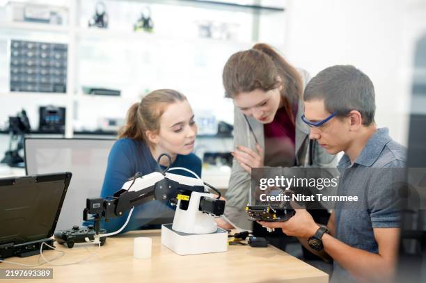 foster engineering student engagement through hands-on simulation learning. - computer literacy stock pictures, royalty-free photos & images