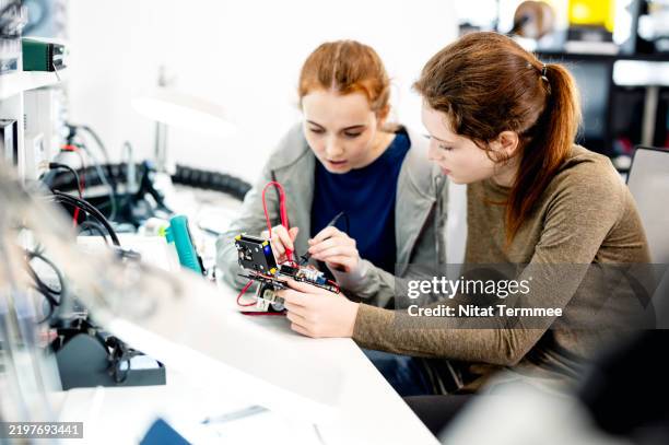 learning opportunities and increased engineering skills through on-hand learning in real-world environment. - educational technology stock pictures, royalty-free photos & images