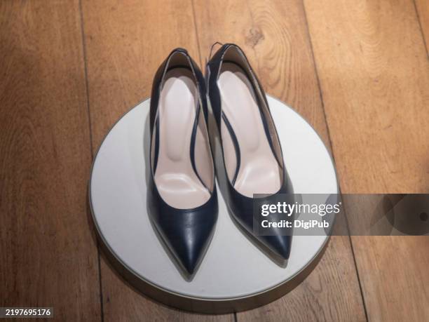 pair of black leather pumps - pumps stock-fotos und bilder