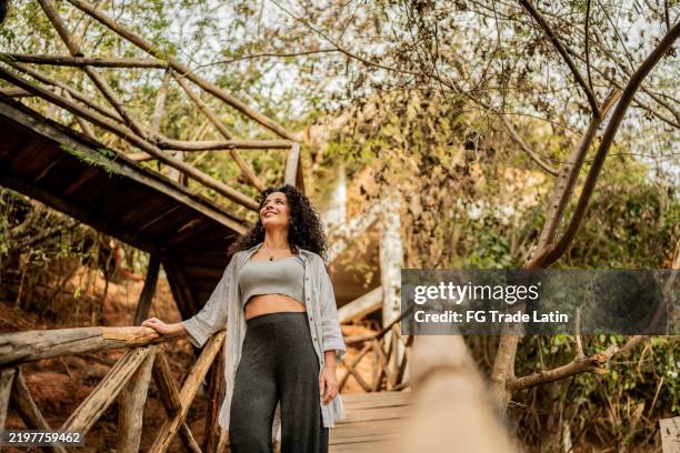 mittlere erwachsene touristenfrau, die während eines spirituellen retreats geht und die aussicht betrachtet - sich verschönern stock-fotos und bilder