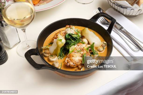 traditional french dish roast chicken and garden vegetables - comida francesa fotografías e imágenes de stock