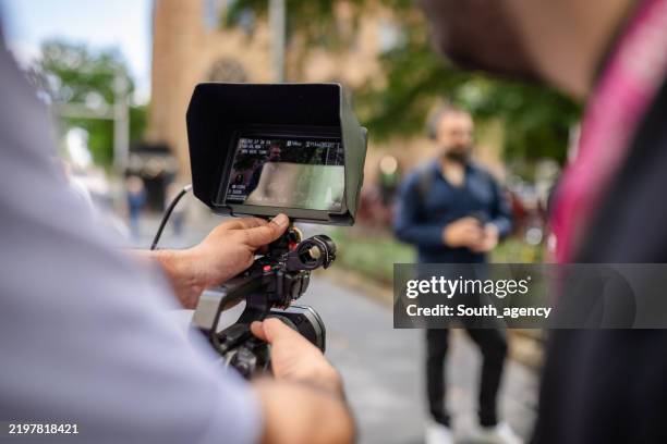 filmación en sídney con una configuración de cámara que muestra una sesión en el lugar con un sujeto en el fondo - multimedia fotografías e imágenes de stock