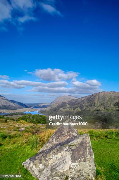 lakes of killarney along the ring of kerry, county kerry, ireland - anillo de kerry fotografías e imágenes de stock