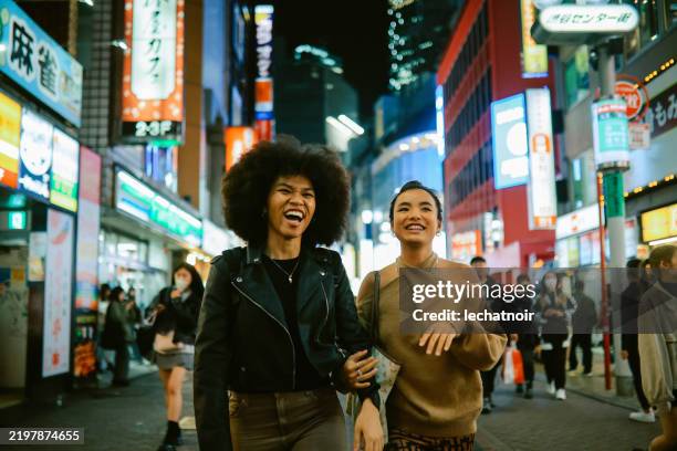 modische junge frauen in tokio - shibuya stock-fotos und bilder