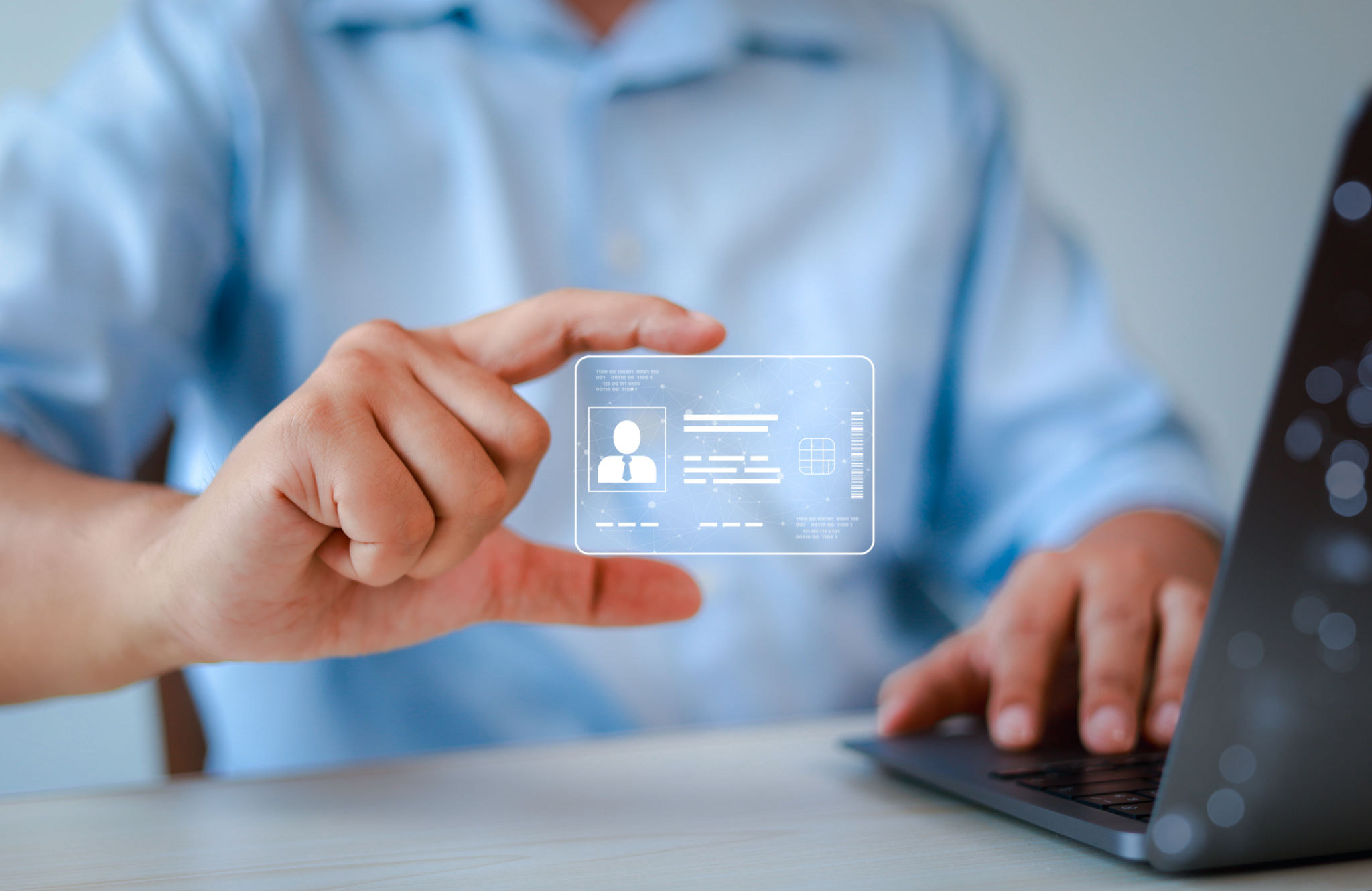Primer plano de un hombre sosteniendo una tarjeta de identificación. Concepto de tecnología e innovación. Cédula de identidad digital. Primer plano de un hombre sosteniendo una tarjeta de identificación. Concepto de tecnología e innovación. Cédula de identidad digital.