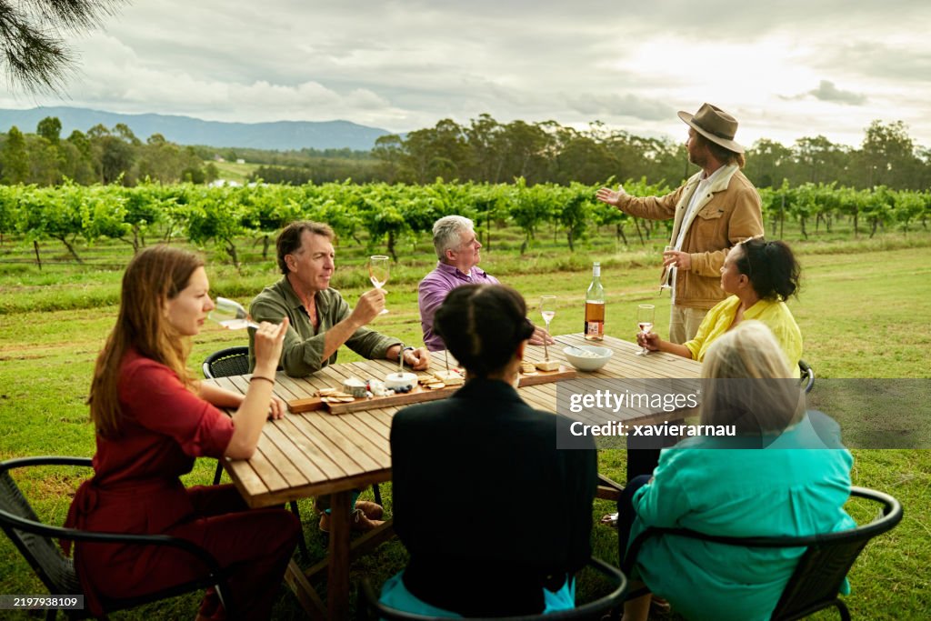 Convidados desfrutando de seleção rosé em evento de degustação de vinhos