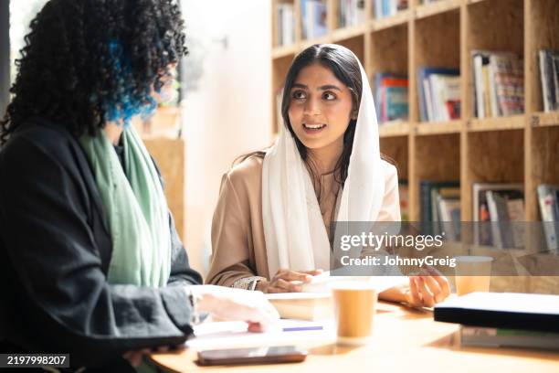 young women studying at riyadh library - headscarf stock pictures, royalty-free photos & images