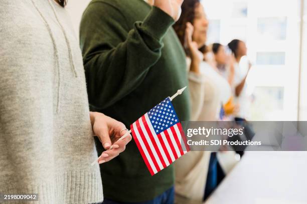 treueschwur: vielfältige gruppe von amerikanern, die patriotismus zeigen - amerikanischer treueschwur stock-fotos und bilder