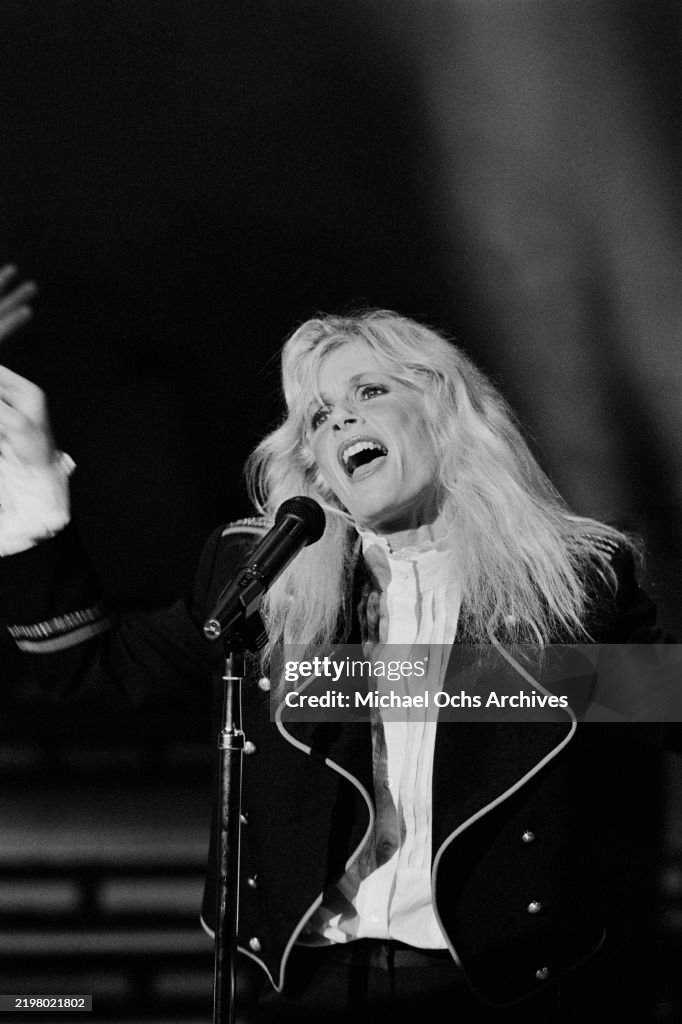 Kim Carnes Plays 'American Bandstand'