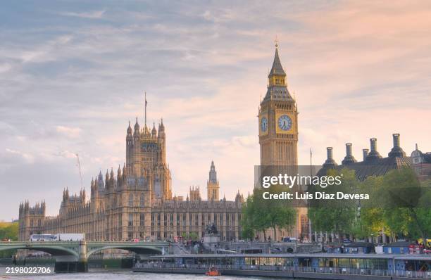 houses of parliament, london, england, uk - arch bridge stock pictures, royalty-free photos & images