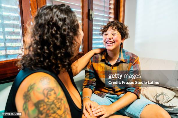 maschio transgender che parla con la madre a casa - transgender teen and parent foto e immagini stock