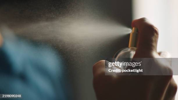 mujer usando perfume. - perfume fotografías e imágenes de stock