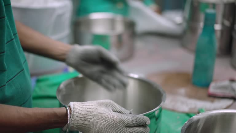 https://media.gettyimages.com/id/2198095983/video/using-a-belt-sander-to-produce-steel-pan-cookware-in-a-factory.jpg?b=1&s=640x640&k=20&c=jUl-HYLkY9DuwduWsu5octukcJdIMGdsITi-a-IvajM=